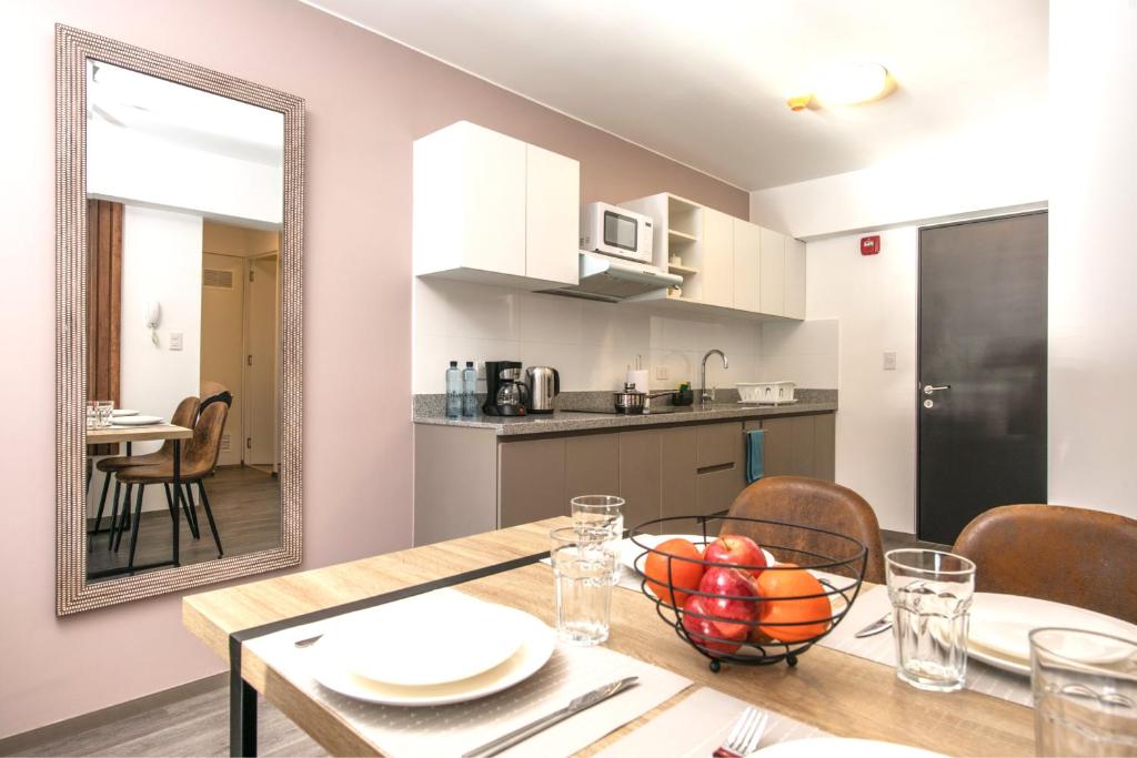 Kuchyň nebo kuchyňský kout v ubytování Cozy modern heart of city