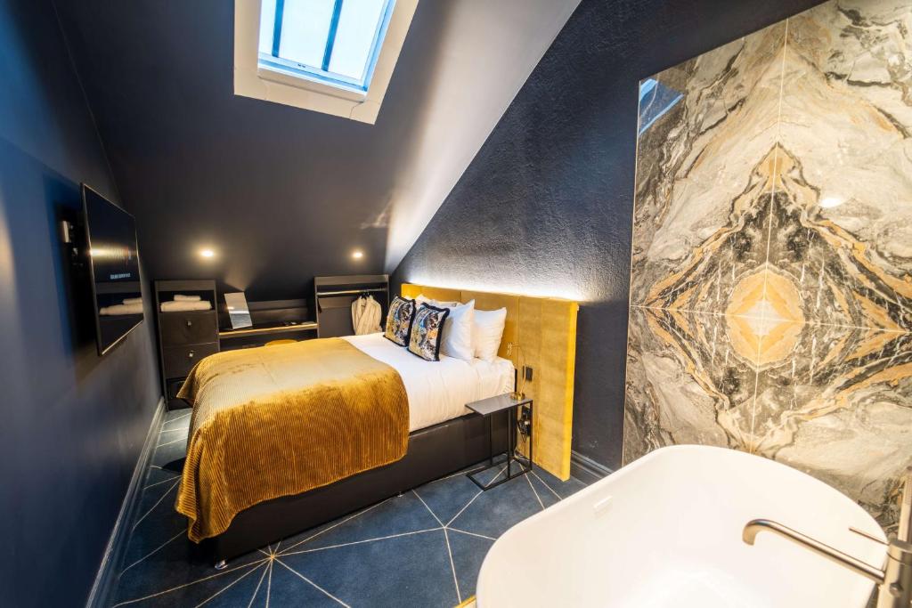 Postel nebo postele na pokoji v ubytování Forty Seven Hotel Manchester, WorldHotels Crafted