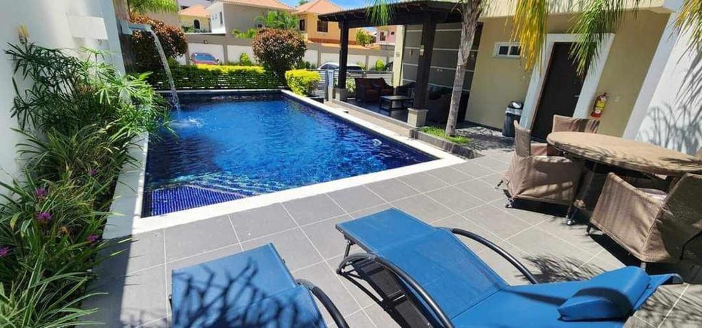 Kolam renang di atau dekat dengan Condominio Elegante en Fontana del valle 112