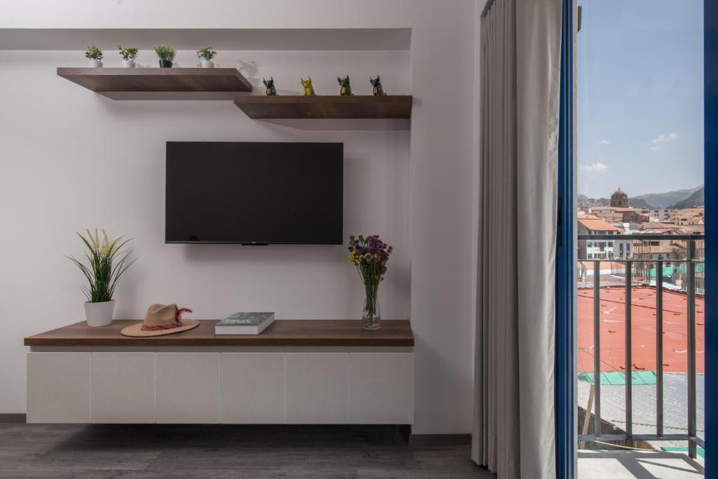 TV a/nebo společenská místnost v ubytování Cozy modern heart of city