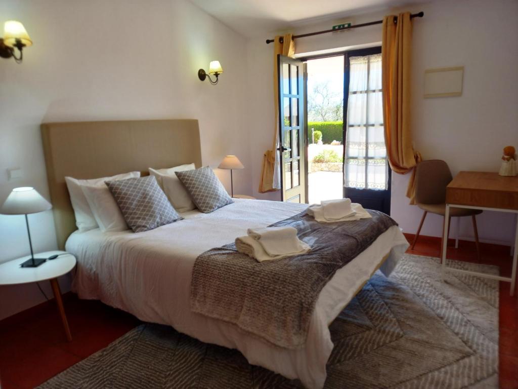 Una cama o camas en una habitación de Quinta das AVES - Double Bedroom 3