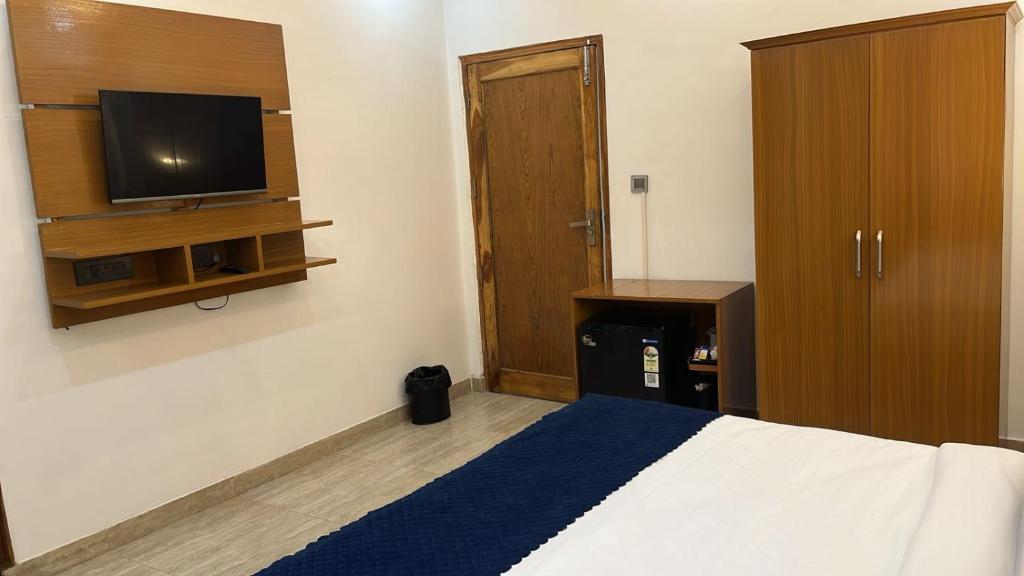 TV a/nebo společenská místnost v ubytování ECHOS HOTEL Rishikesh