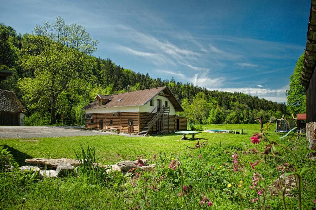 een blokhut midden in een veld met bloemen bij Pod Kolavou in Zdobnice