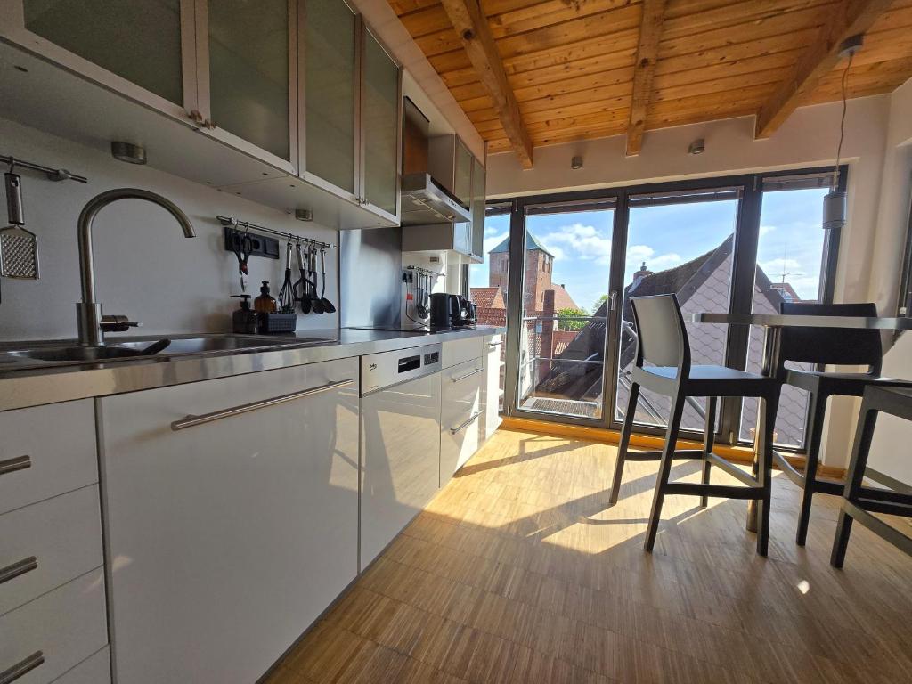 Kuchyň nebo kuchyňský kout v ubytování Das Stader Penthouse mit Dachterrassen