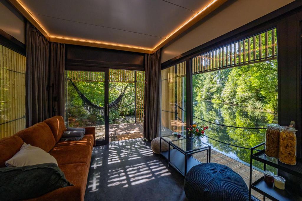 Χώρος καθιστικού στο Water Hideout - Floating Luxury in Pure Wilderness