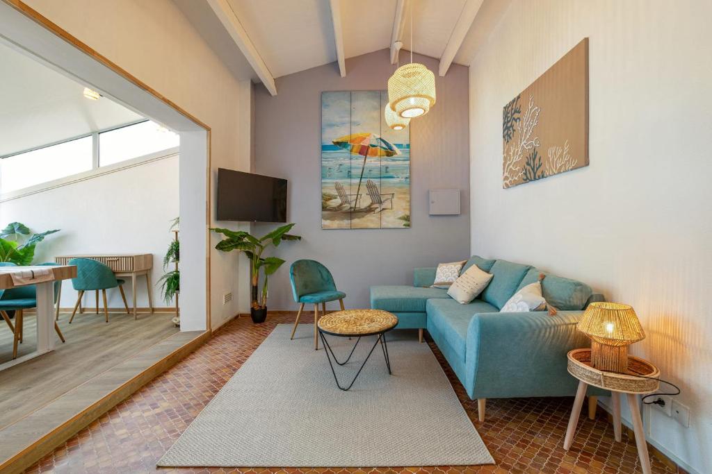 un salon avec un canapé bleu et une table dans l'établissement Evasion Marine, au Cap d'Agde