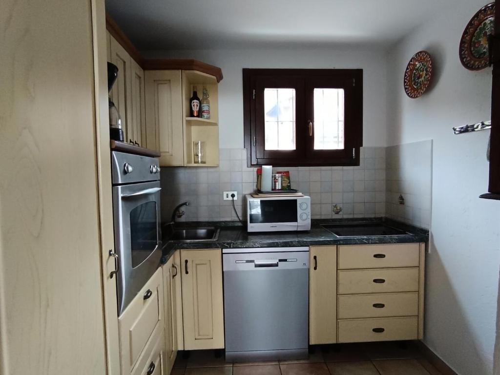 Kuchnia lub aneks kuchenny w obiekcie Chalet Carlines - appartement dans un chalet - Aucun parking ! MAE-1324