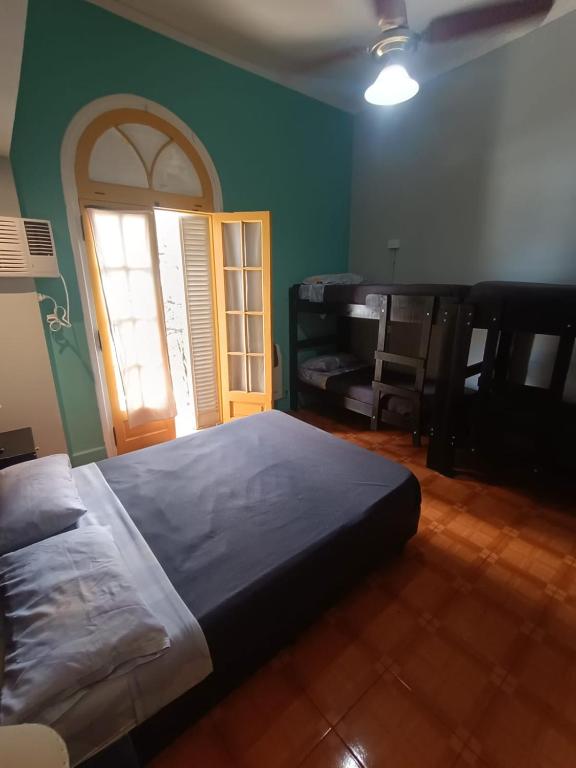 Postel nebo postele na pokoji v ubytování Morada Hostel & Bar