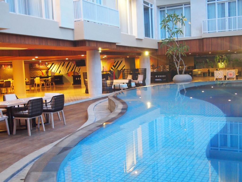 Bazén v ubytování Bedrock Hotel Kuta nebo v jeho okolí