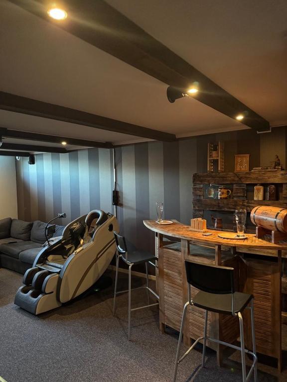 Posezení v ubytování Villa for 10 persons with massage chair, sauna, billiard table and free electric vehicle station for electric cars