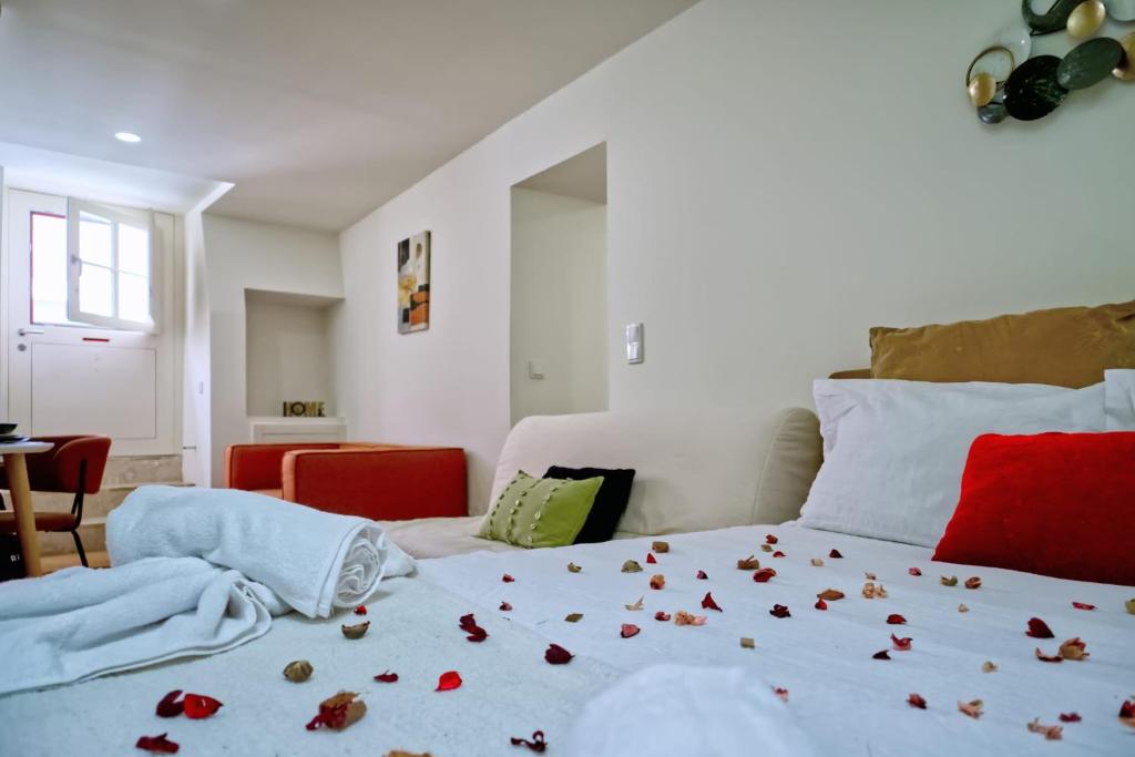 a bedroom with a bed with roses on it at New flat and central in Lisbon
