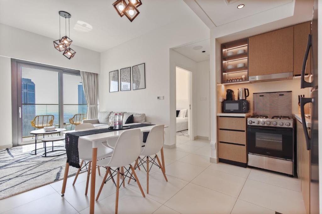 una cucina e un soggiorno con tavolo e sedie di Sea & City Views - Burj Crown - 5 Min Walk to Mall a Dubai