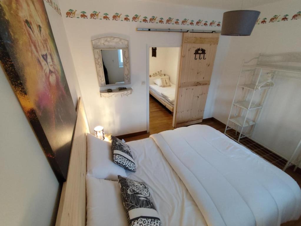 En eller flere senge i et værelse på Chez Nanou location saisonnière 2 chambres