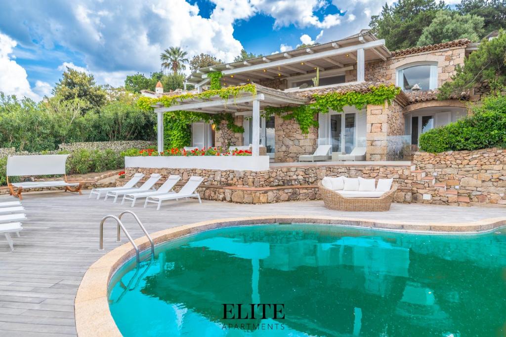una villa con piscina e una casa di Prestigiosa Villa di Lusso con Vista Mozzafiato a Porto Cervo