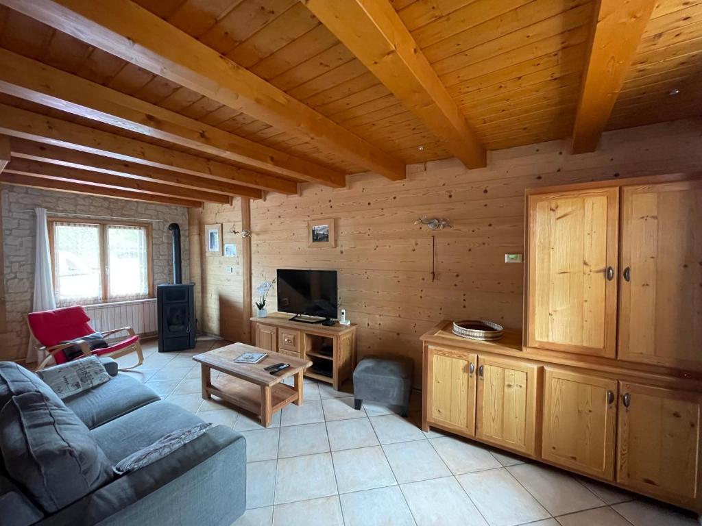 salon z kanapą i telewizorem w obiekcie Maison 100m2 - 3 chambres w mieście Villar-Saint-Pancrace