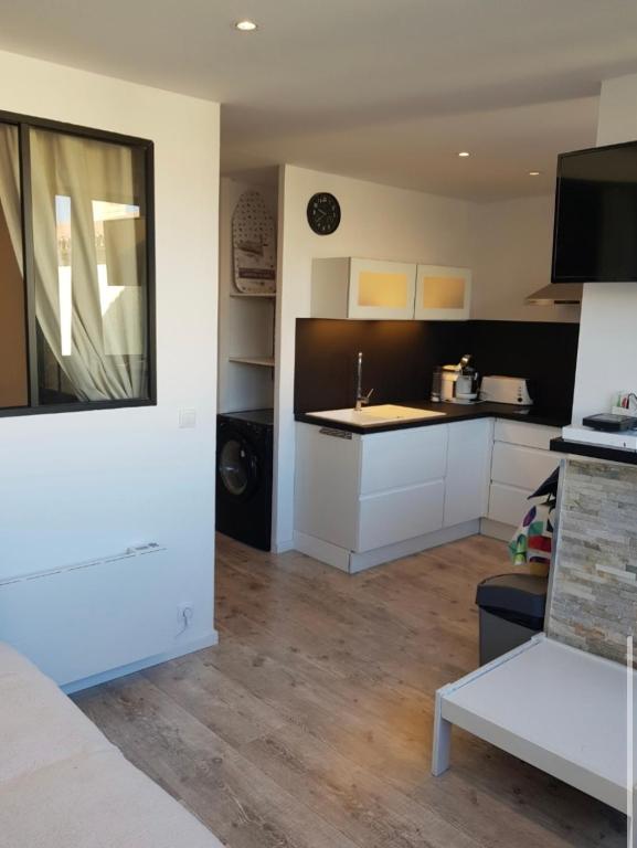 Kuchyň nebo kuchyňský kout v ubytování Cosy T2 climatisé sur le port à 5min de la mer parking privé linge de bain et de lit fournis