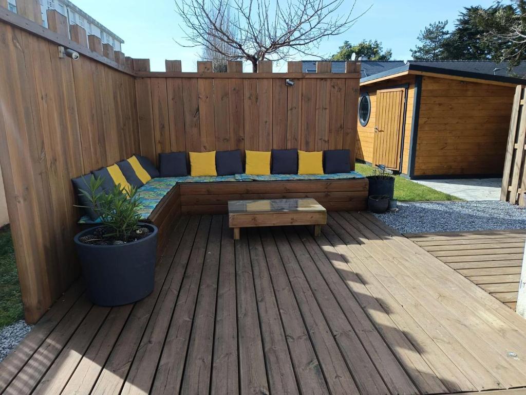 une terrasse en bois avec un banc sur une terrasse en bois dans l'établissement Résidence Loc-78-la Baule Escoublac - LA BAULE - CHARMANTE MAISON MAE-2563, à La Baule