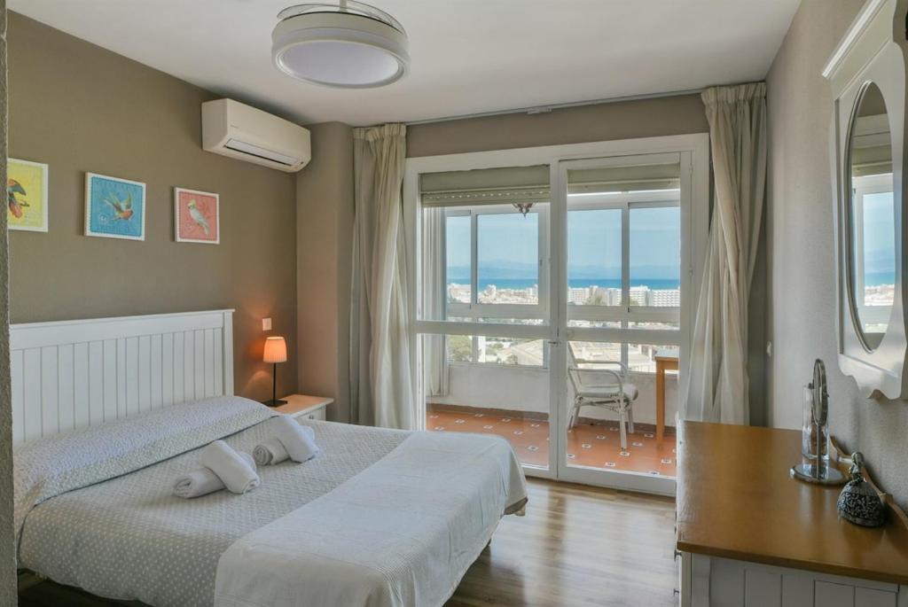 Fantastic seaviews & pool, close to beach
