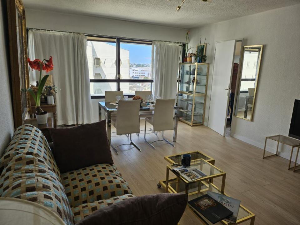 un salon avec un canapé et une table dans l'établissement Appartement au centre de Bordeaux, à Bordeaux