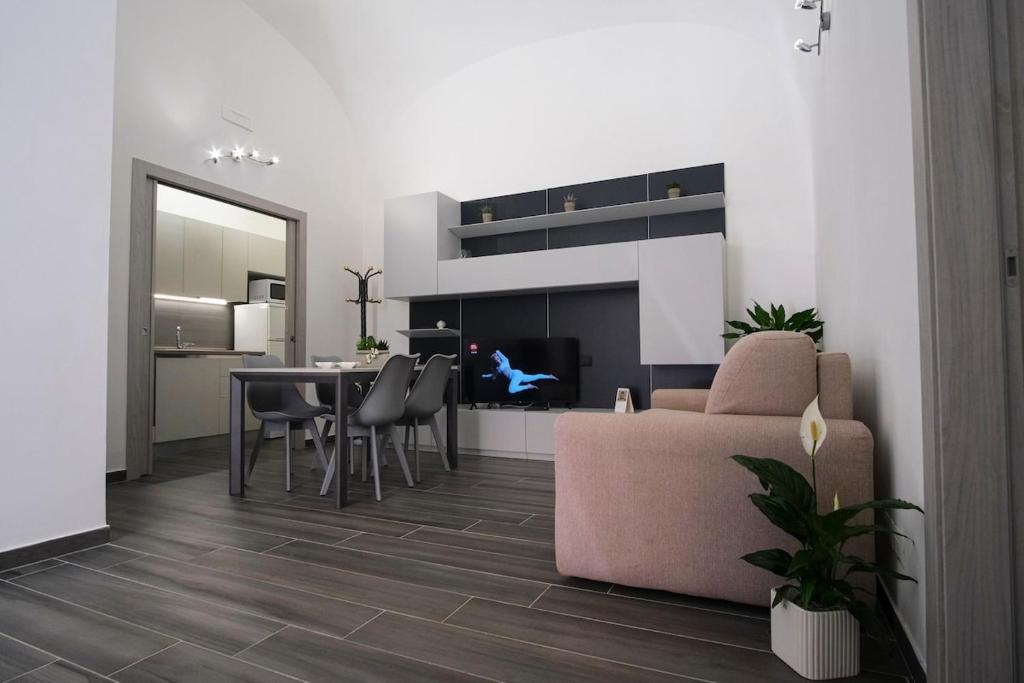 sala de estar con sofá, mesa y chimenea en Sunrise, en Castellana Grotte