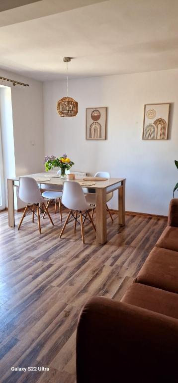 Posedenie v ubytovaní Apartamenty Mikołajki na Kajki