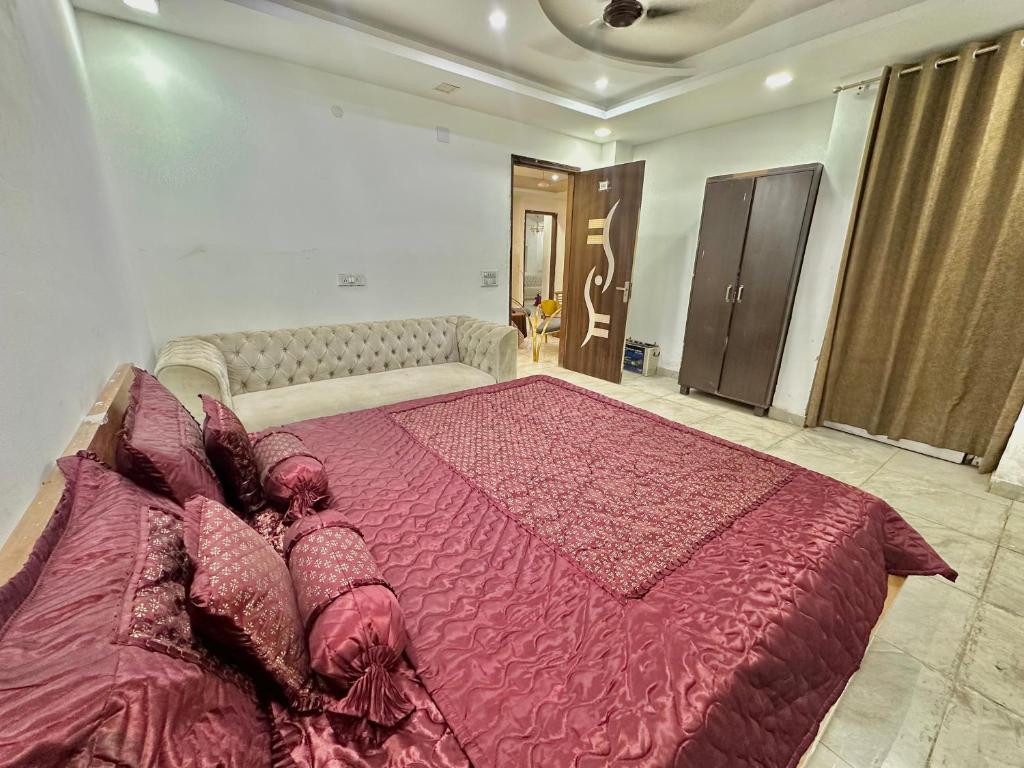 Postel nebo postele na pokoji v ubytování 3 BHK on sector 10 main road