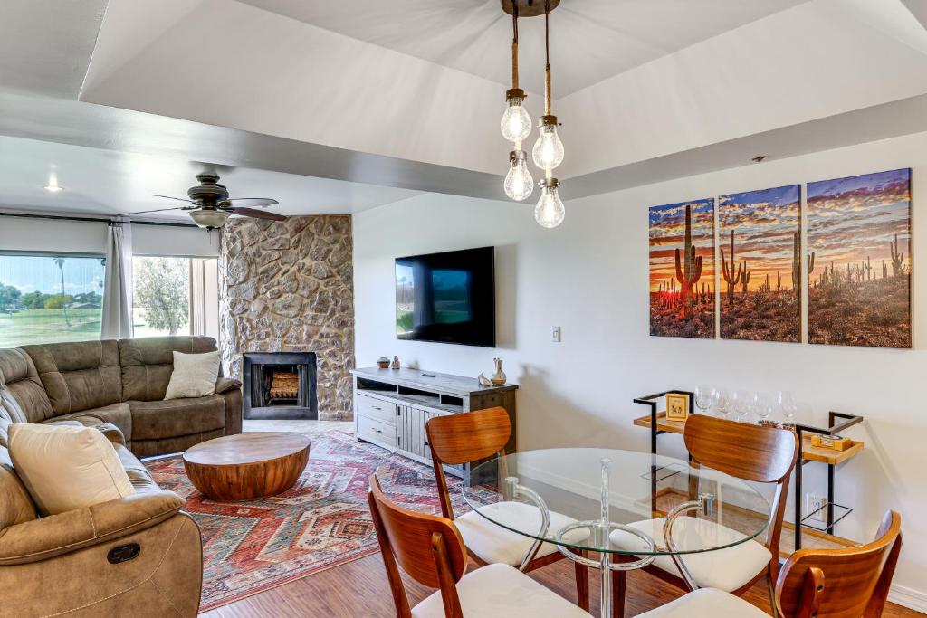 スコッツデールにあるGolf Views and Pool Access Central Scottsdale Condoのソファとテーブルのあるリビングルーム