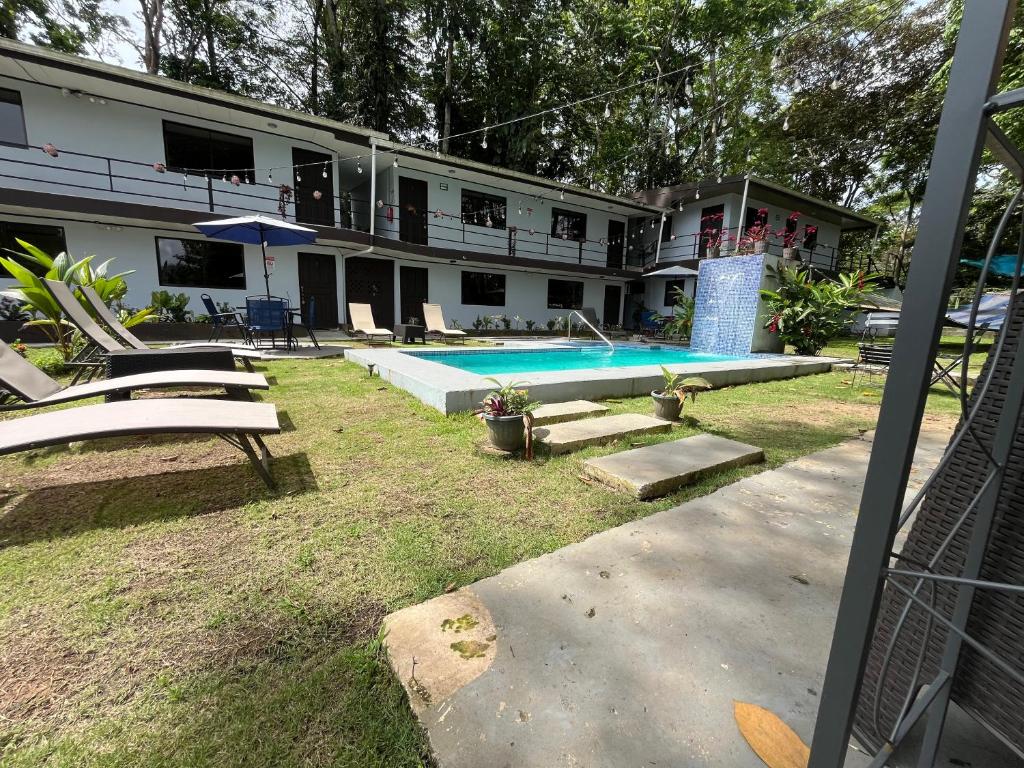 Bazén v ubytování Hotel Azul Coral nebo v jeho okolí