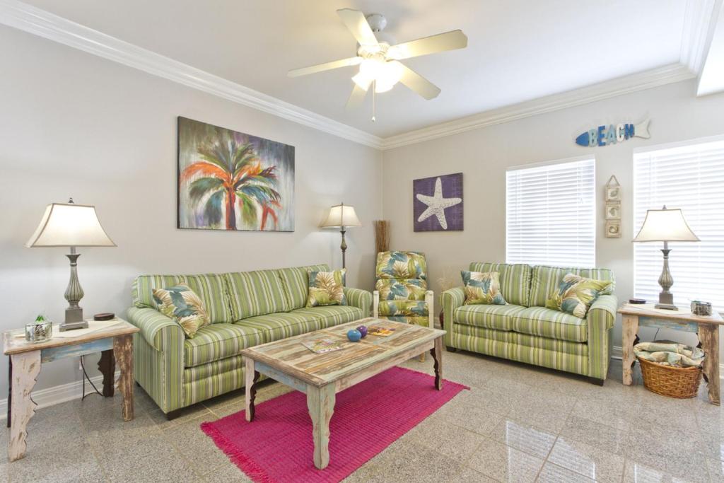 uma sala de estar com dois sofás e uma mesa em Rain Dancer em South Padre Island