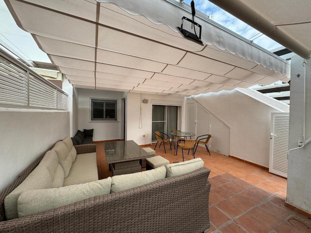 a living room with a couch and a table at El Rincón Glez in Alhama de Murcia