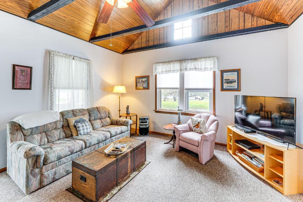 a living room with a couch and a tv at Twin Lakes Cottage Walk to Elizabeth Lake! in Twin Lakes