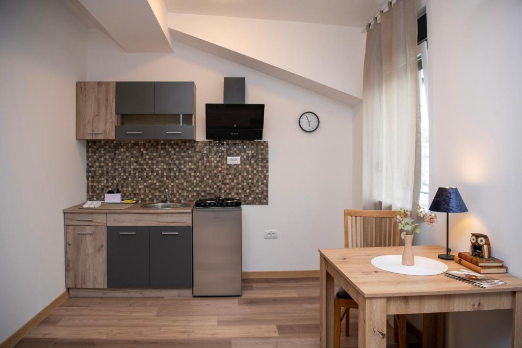 Η κουζίνα ή μικρή κουζίνα στο Velora apartments