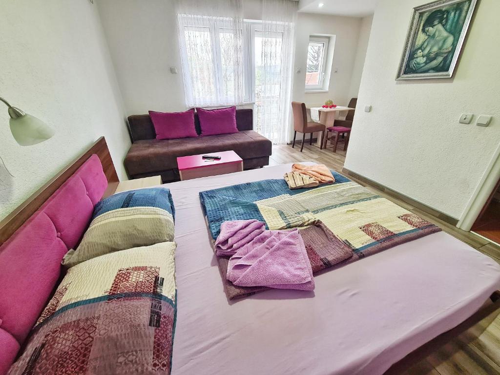 Postel nebo postele na pokoji v ubytování Vila Aleksandra 2 Studio 9