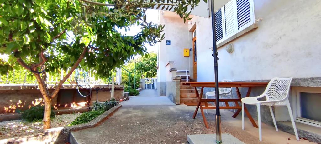 Vega - Spacious Home, Garden, Terrace & Garage