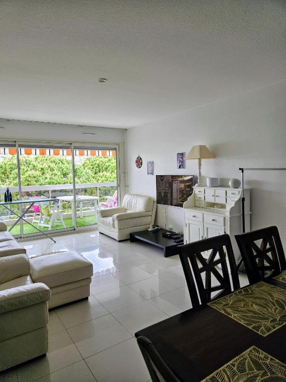 un grand salon avec des canapés et une table dans l'établissement Appart 2 pièces, Juan les Pins, plage 400 m, parking, à Antibes