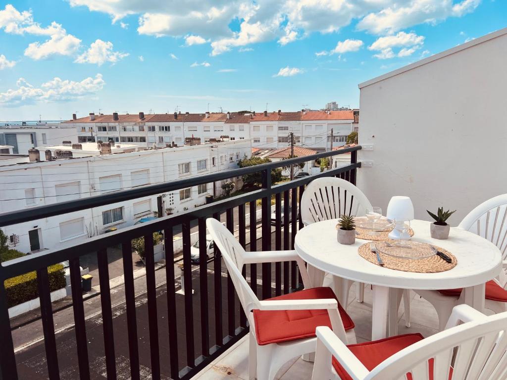 un balcon avec une table et des chaises et une vue dans l'établissement L'escapade du 3ème - Aperçu mer & Terrasse en Centre-ville, à Royan