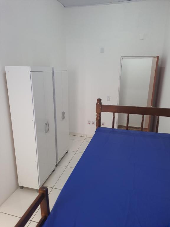 ein Zimmer mit zwei Schließfächern und einem Bett in einem Zimmer in der Unterkunft KITNETES Bot in Angra dos Reis