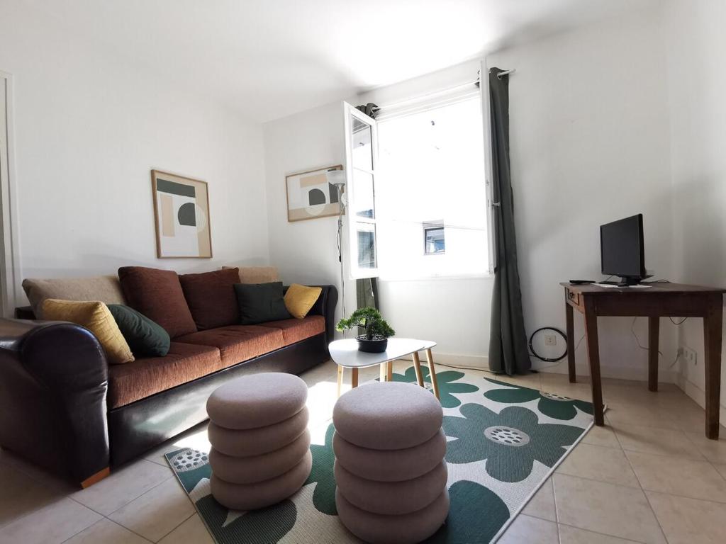 un salon avec un canapé et une table dans l'établissement Chez Anna, à Concarneau