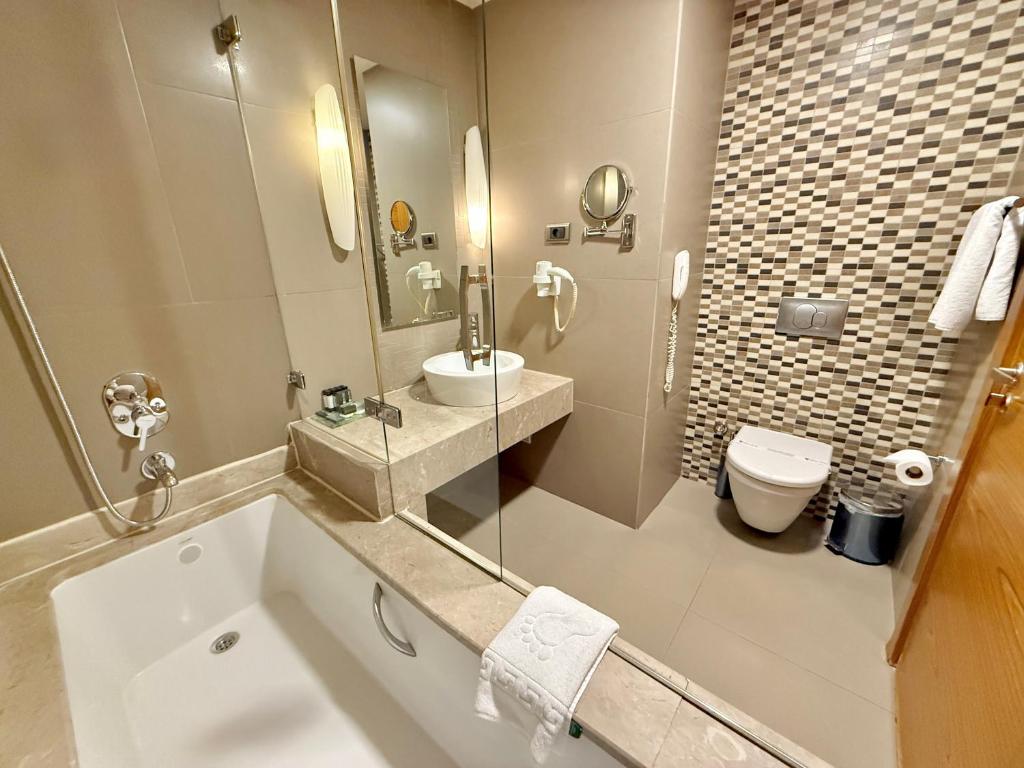 A bathroom at The Green Park Pendik