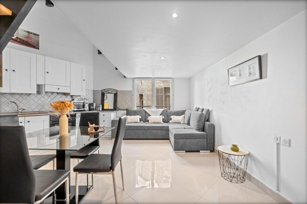 un salon et une cuisine avec un canapé et une table dans l'établissement 3 bd carnot cannes, à Cannes