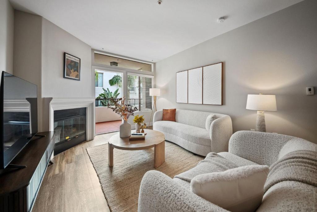 a living room with two couches and a fireplace at Promo Casa Miel Heart of Westwood Luxury Condo in Los Angeles