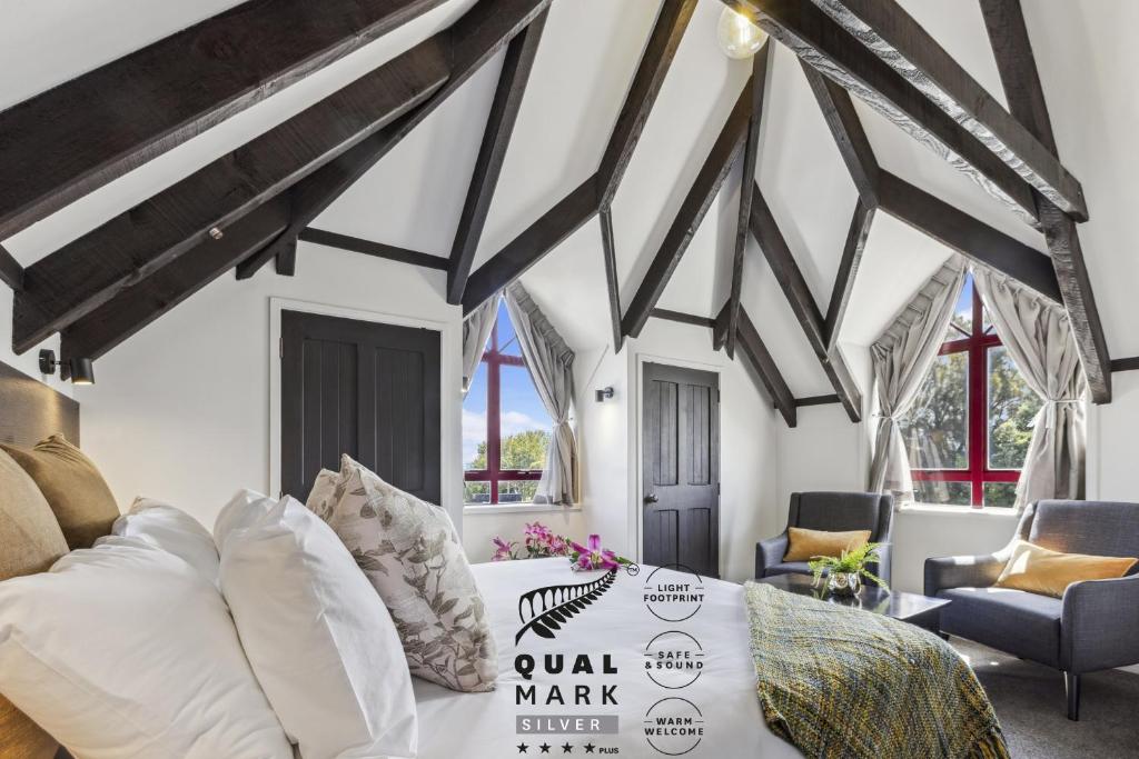 Postel nebo postele na pokoji v ubytování Knights Inn