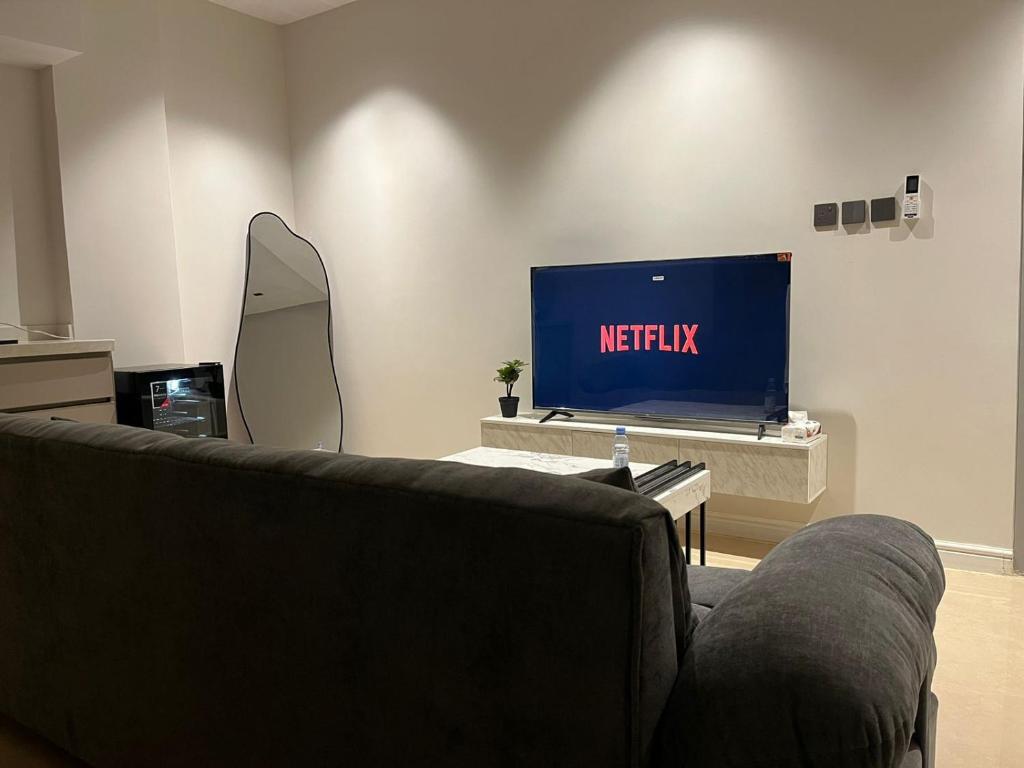 Μια τηλεόραση ή/και κέντρο ψυχαγωγίας στο عزم ظهره لبن