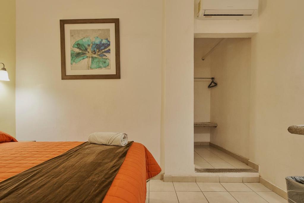 Postel nebo postele na pokoji v ubytování Hotel Cervantino