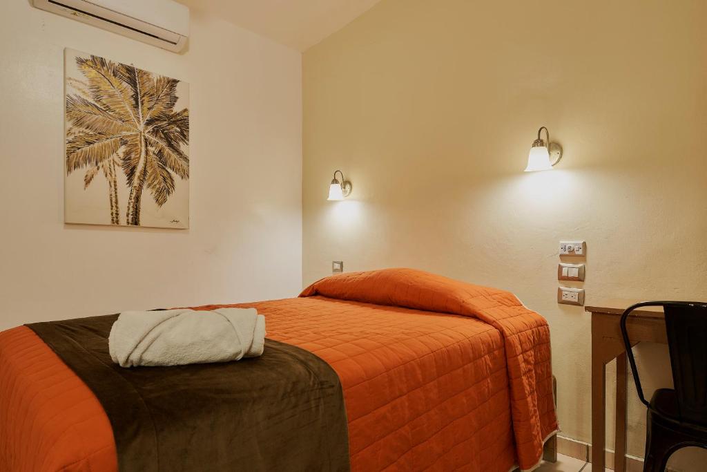 Postel nebo postele na pokoji v ubytování Hotel Cervantino