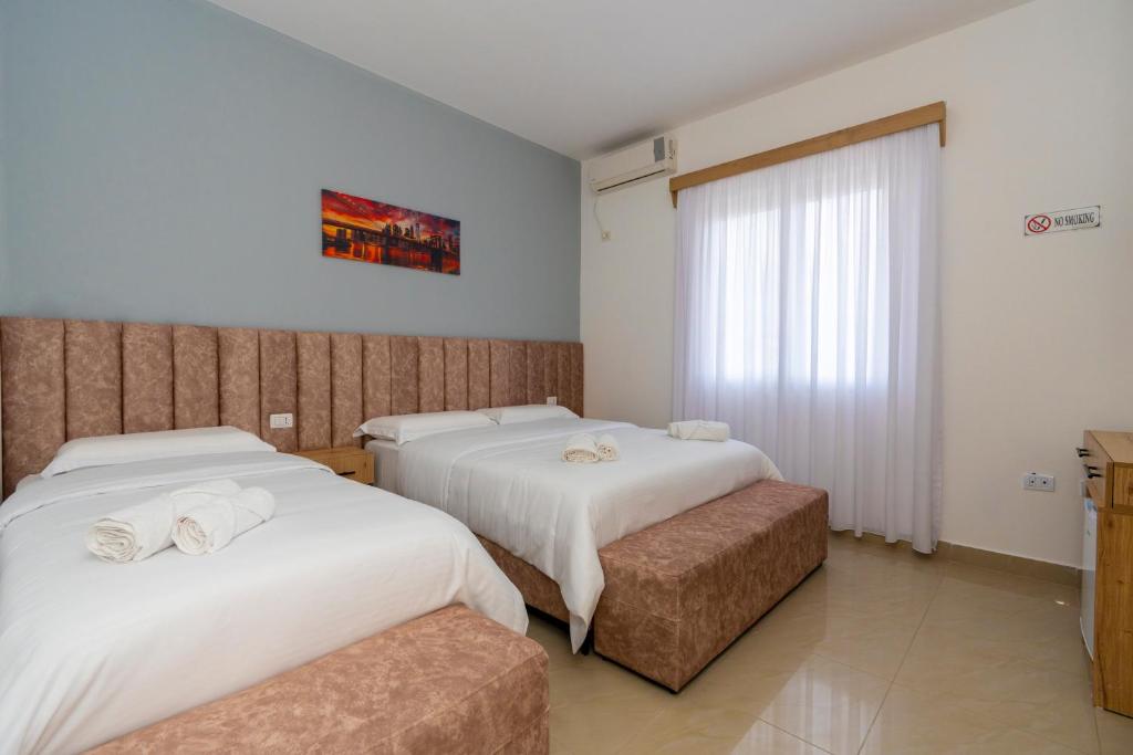Postel nebo postele na pokoji v ubytování Hotel Shkodra Comfort