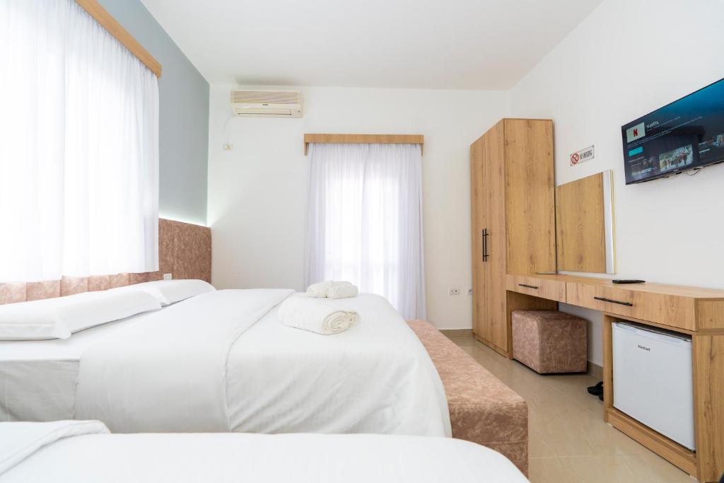 Postel nebo postele na pokoji v ubytování Hotel Shkodra Comfort