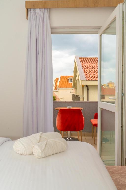 Postel nebo postele na pokoji v ubytování Hotel Shkodra Comfort
