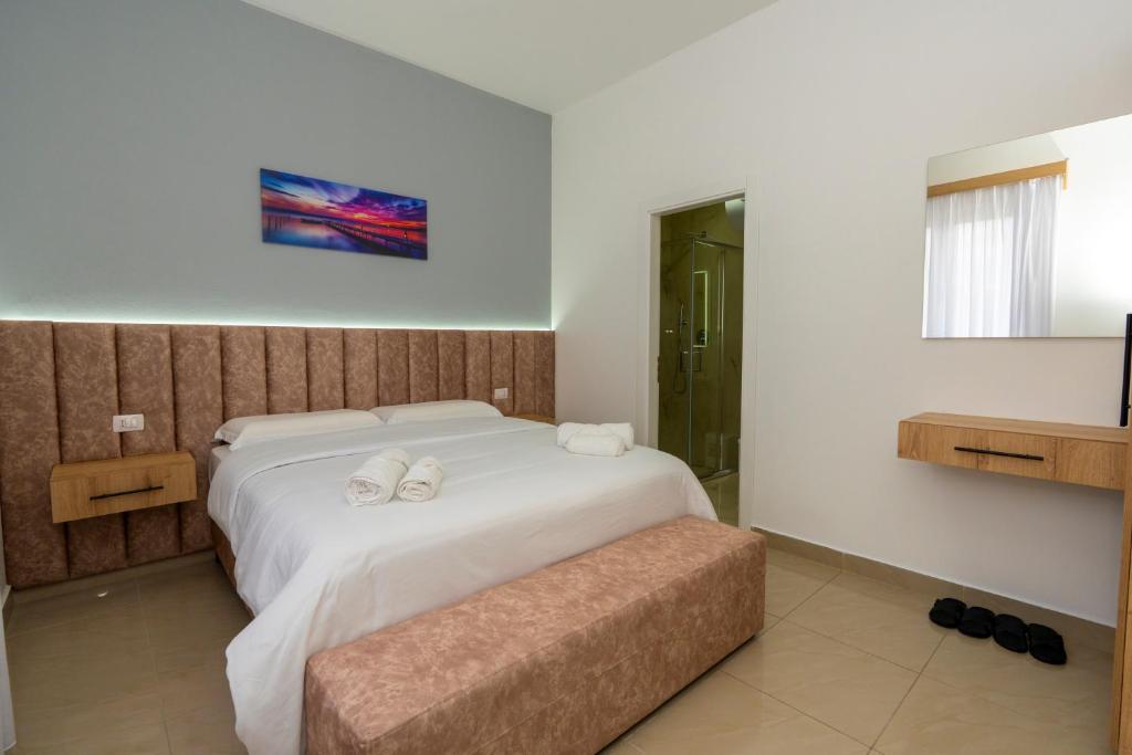 Postel nebo postele na pokoji v ubytování Hotel Shkodra Comfort