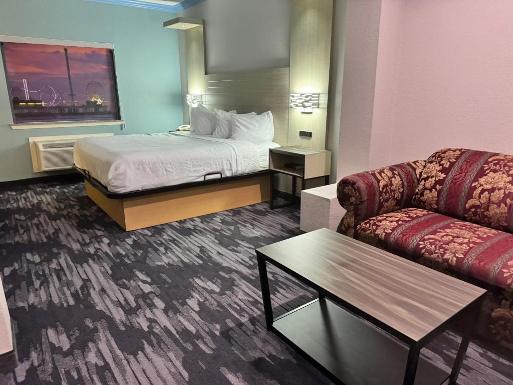 Voodi või voodid majutusasutuse Baymont by Wyndham Texas City toas